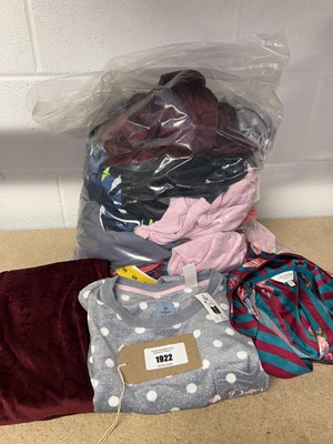 Lot Mixed lot of ladies loungwear/pyjamas to...