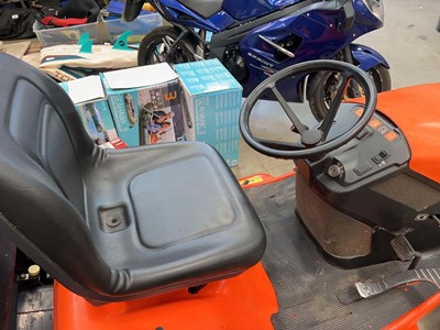 Lot 4366 - Kubota G21 diesel powered ride on lawnmower