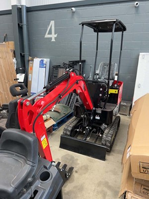 Lot 4369 - JPC electric mini digger with two keys A 2024...