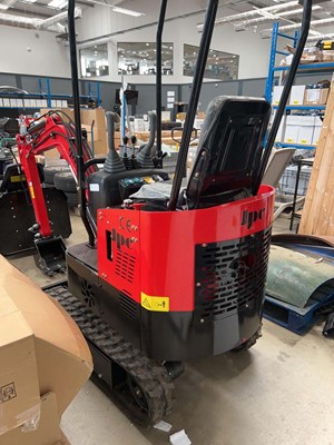 Lot 4369 - JPC electric mini digger with two keys A 2024...