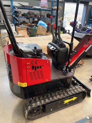 Lot 4369 - JPC electric mini digger with two keys A 2024...