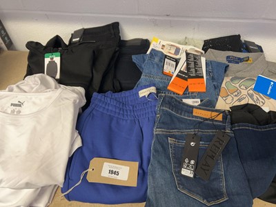 Lot Approx. 20 branded items of clothing to...