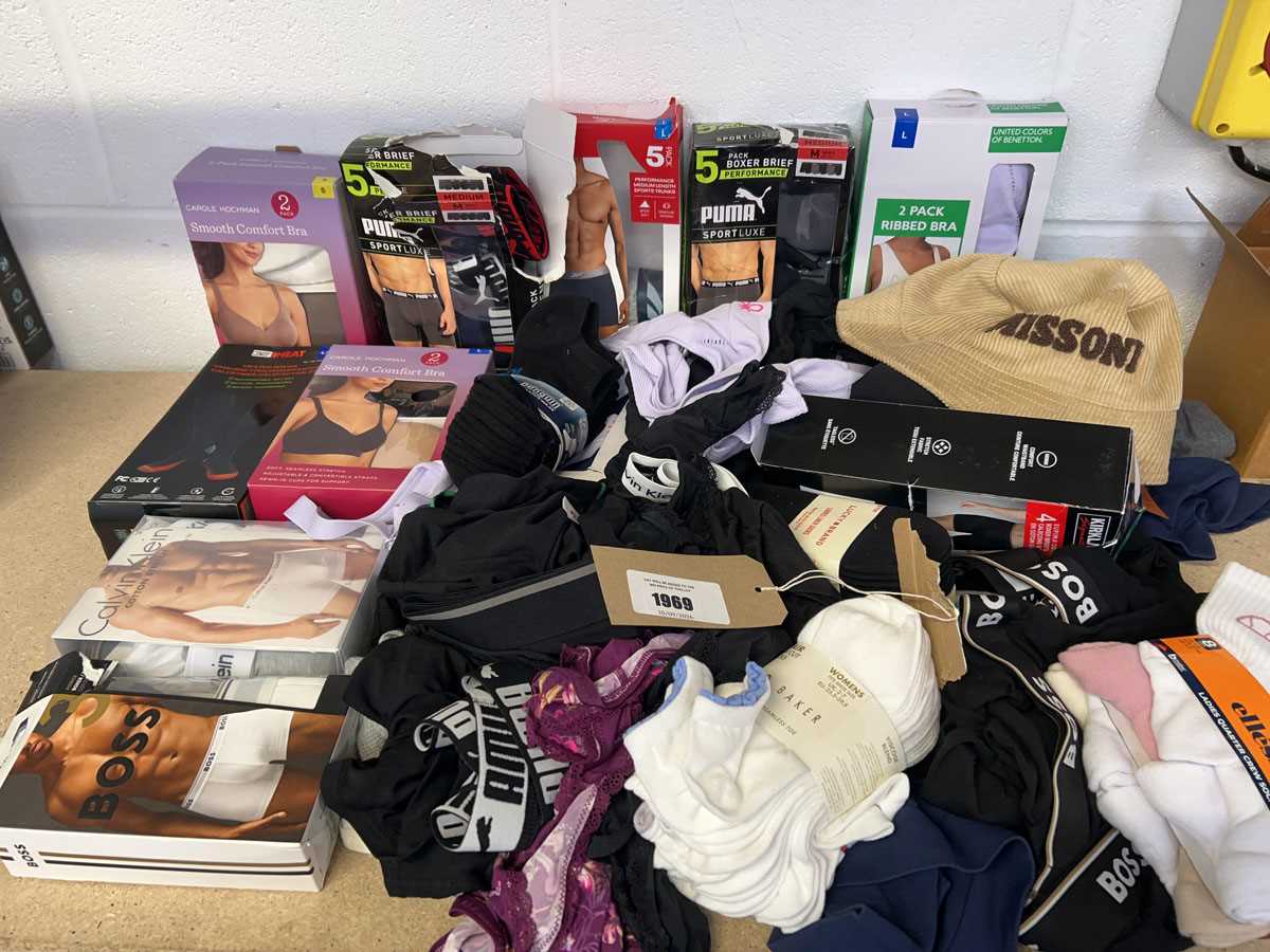 Lot Mixed lot of mens and womens underwear, socks,...