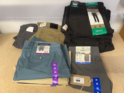 Lot Approx. 16 pairs of men's trousers or shorts...