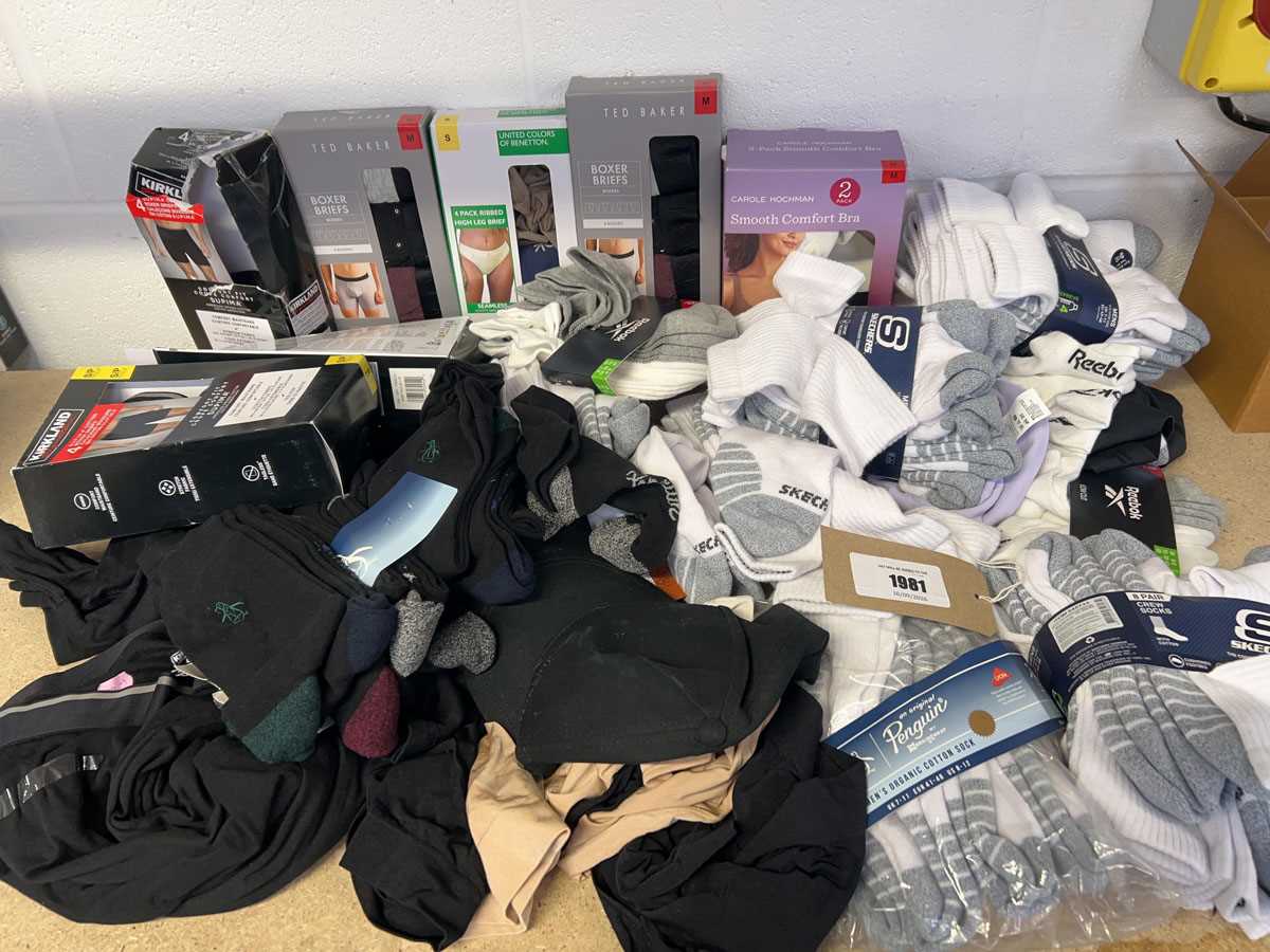 Lot Mixed lot of mens and womens underwear, socks,...