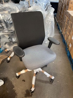 Lot 314 - 4 Vitra Meda office chairs with arms, black...