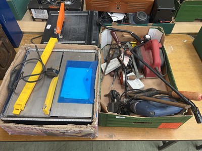 Lot 402 - A tray of assorted tools to include two tile...