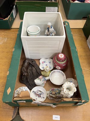 Lot 403 - A tray of assorted ceramic ware to include...