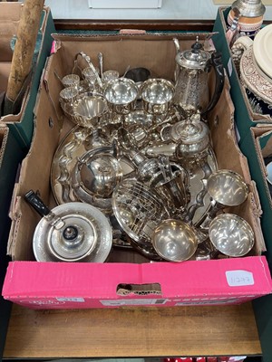 Lot 414 - A tray of assorted plated ware to include...
