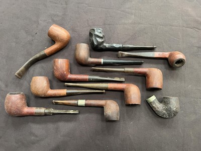 Lot 384 - A box containing an assortment of vintage...