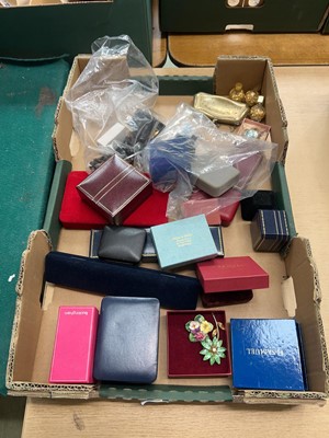 Lot 387 - A tray containing an assortment of mostly...