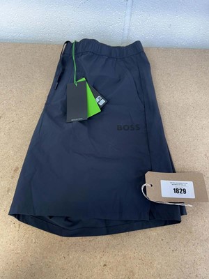 Lot 1829 - Hugo Boss active shorts men's size L