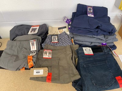 Lot 1839 - Approx. 22 pairs of men's trousers & shorts to...
