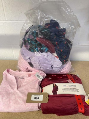 Lot 1850 - Mixed lot of ladies loungewear/pyjamas to...