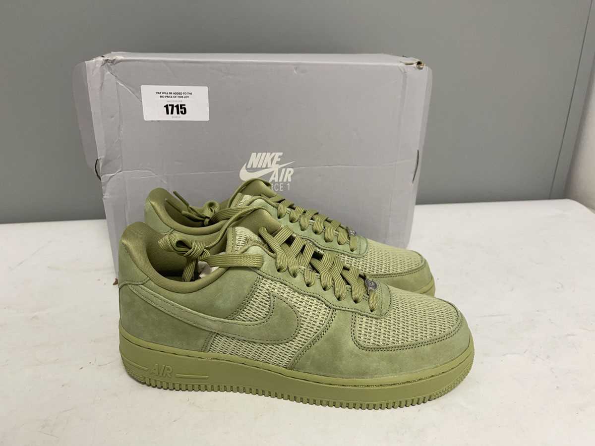 Lot Nike UK8.5 air force 1 '07 LV8 trainers in...