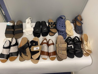 Lot 14x Pairs of sandals to include Sketchers,...