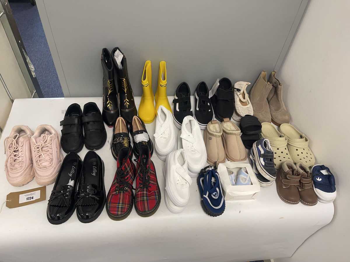Lot 22x Pairs of children's shoes to include Ugg,...