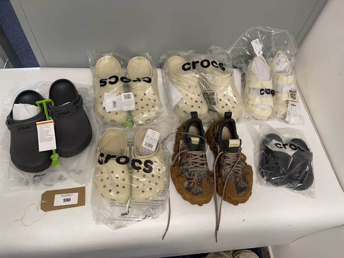 Lot 7x Pairs of Crocs in various styles and sizes