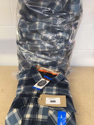 Lot 1946 - Approx. 8 men's Real Tree fleece lined shirt...