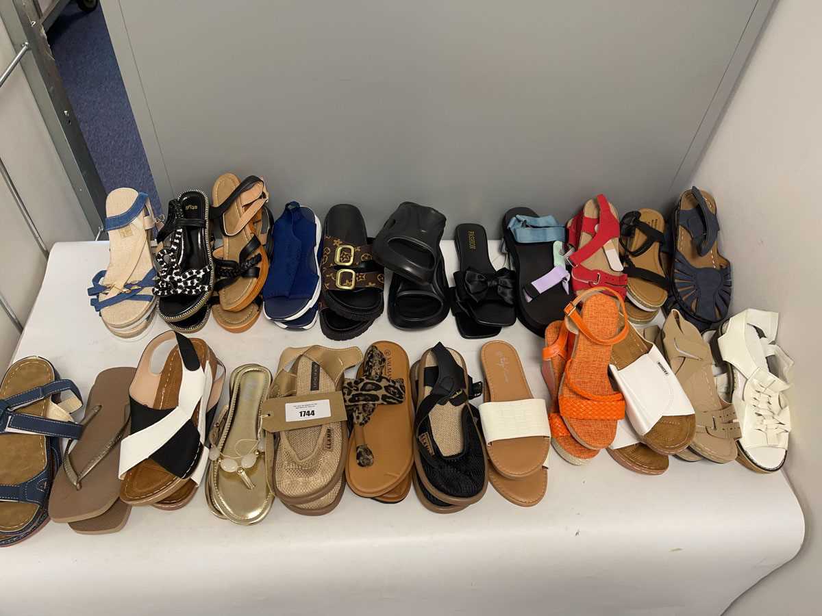 Lot 23x Pairs of sandals to include Passenger,...