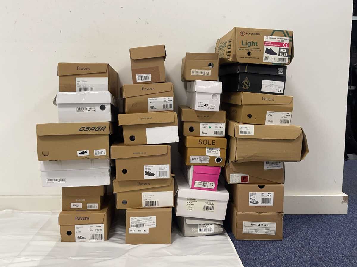 Lot 26x Boxed pairs of shoes in various styles to...
