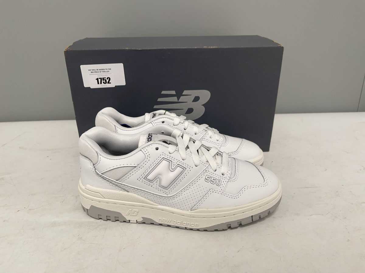 Lot New Balance UK4 550 trainers in white - boxed