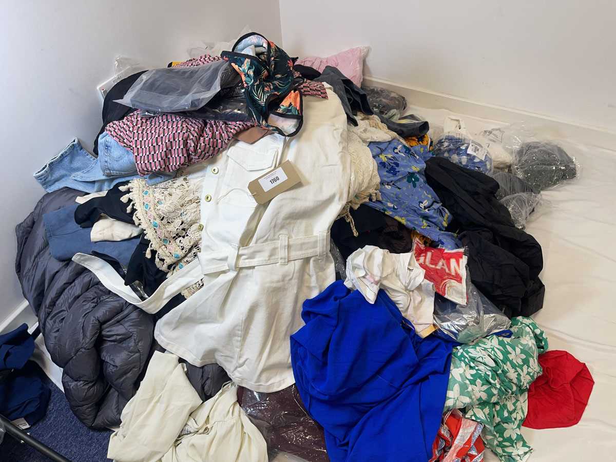 Lot Pallet box (not included) containing mixed...