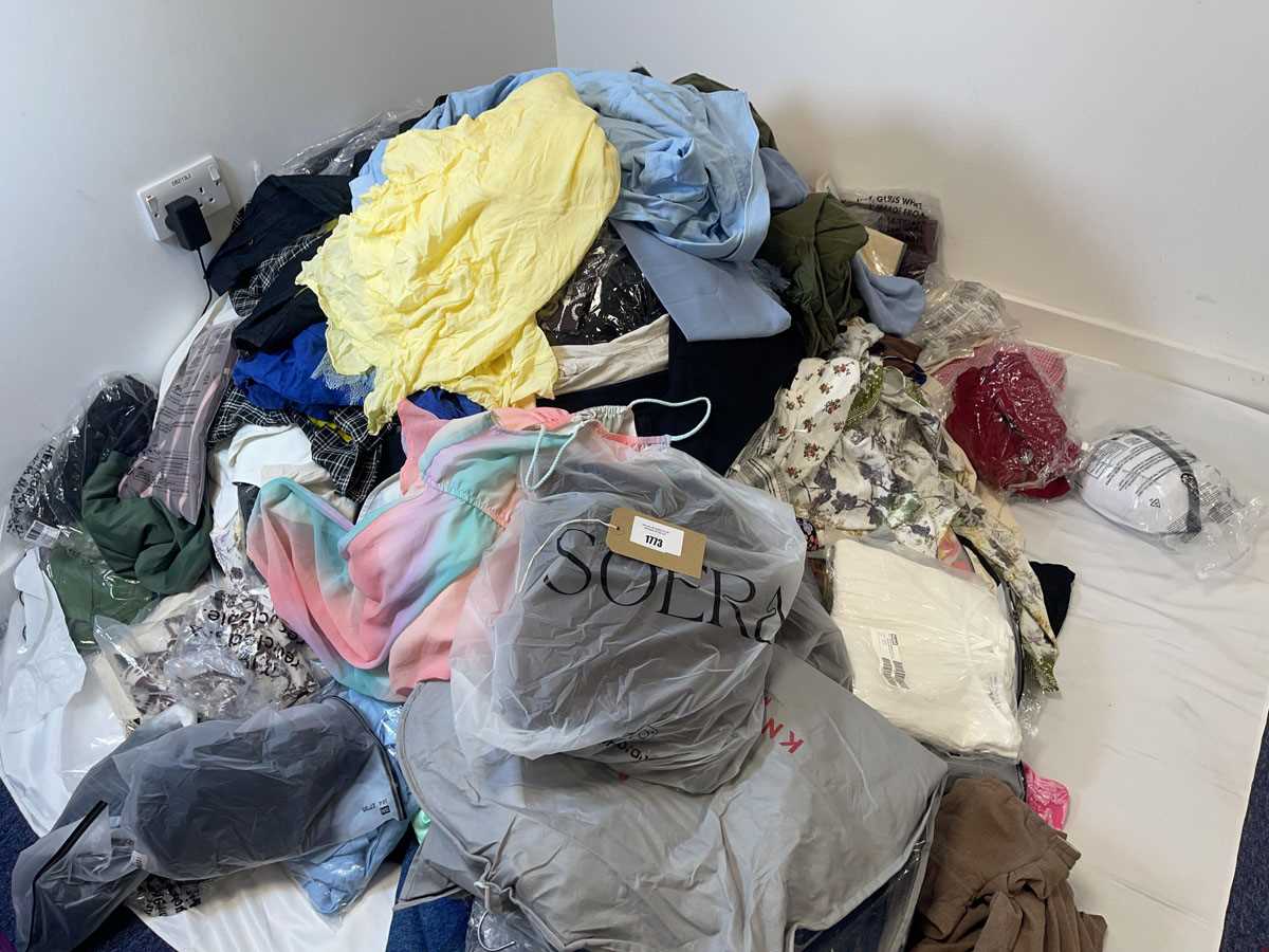 Lot Pallet box (not included) containing mixed...