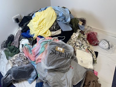 Lot Pallet box (not included) containing mixed...