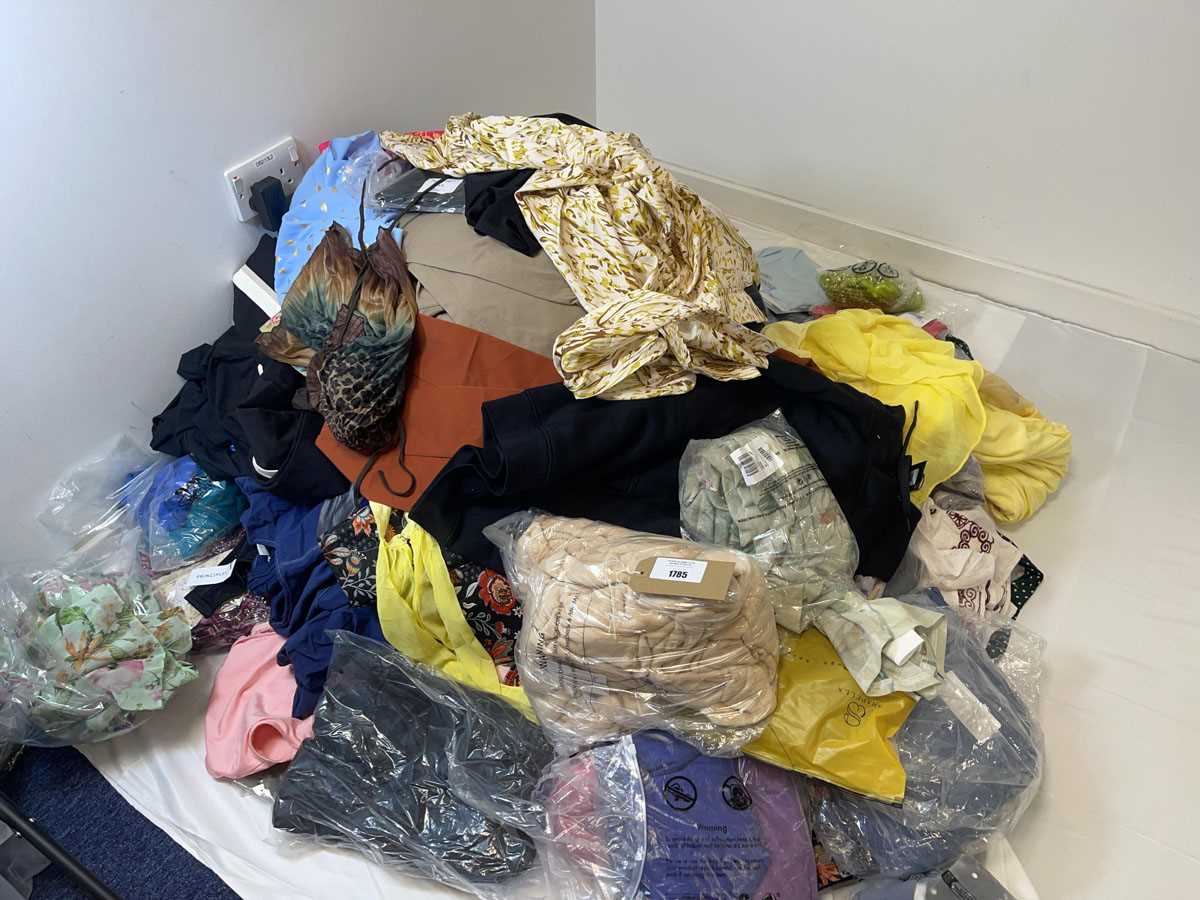 Lot Pallet box (not included) containing mixed...