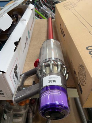 Lot 2016 - Dyson V11 Extra cordless stick vacuum cleaner...