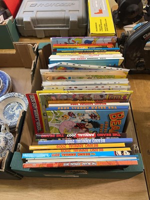 Lot 452 - A tray of children's annuals to include Beano,...