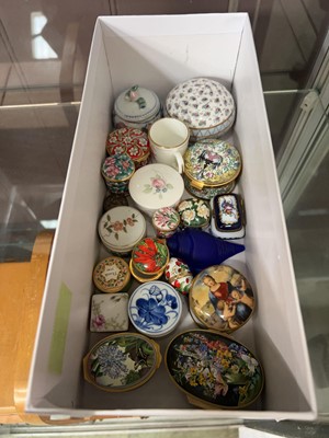 Lot 377 - A carton containing an assortment of...