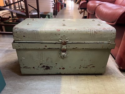 Lot 464 - A green metal tool chest containing assorted...