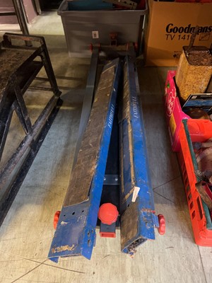 Lot 467 - A Performance Pro portable tool stand along...