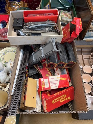 Lot 479 - A box of mostly Tri-ang railway items to...