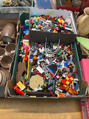 Lot 481 - A tray of loose Lego