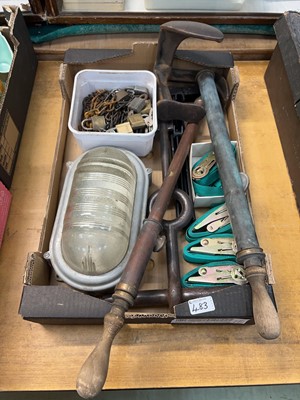 Lot 483 - A tray of assorted metalwares to include...