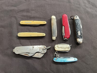 Lot 412 - A bag containing an assortment of pen knives...