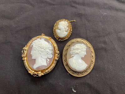 Lot 426 - A bag containing three cameo brooches
