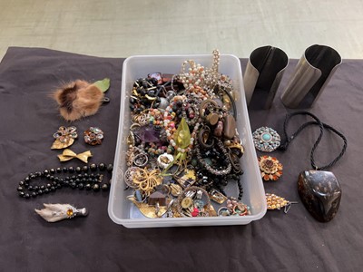Lot 439 - A box containing assorted costume jewellery to...