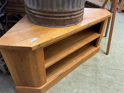 Lot 139 - A modern oak corner TV unit with open storage
