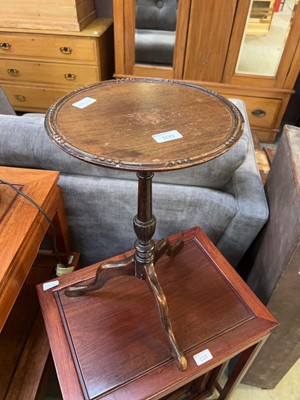 Lot 109 - An early 20th-century mahogany wine table on...