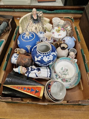 Lot 484 - A tray of mixed ceramic ware to include...