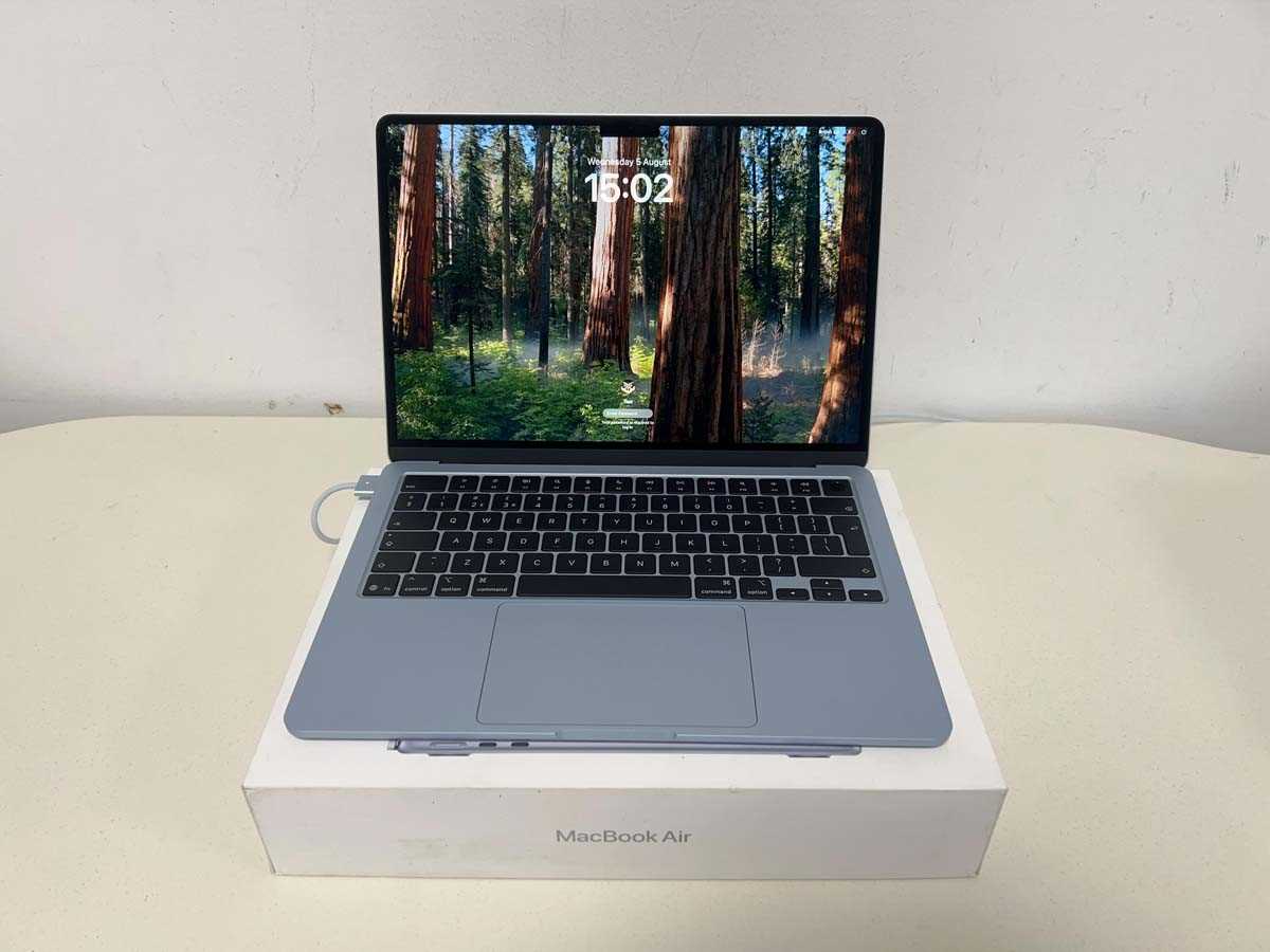 Lot Apple 13-inch MacBook Air with M4 chip, 16GB...