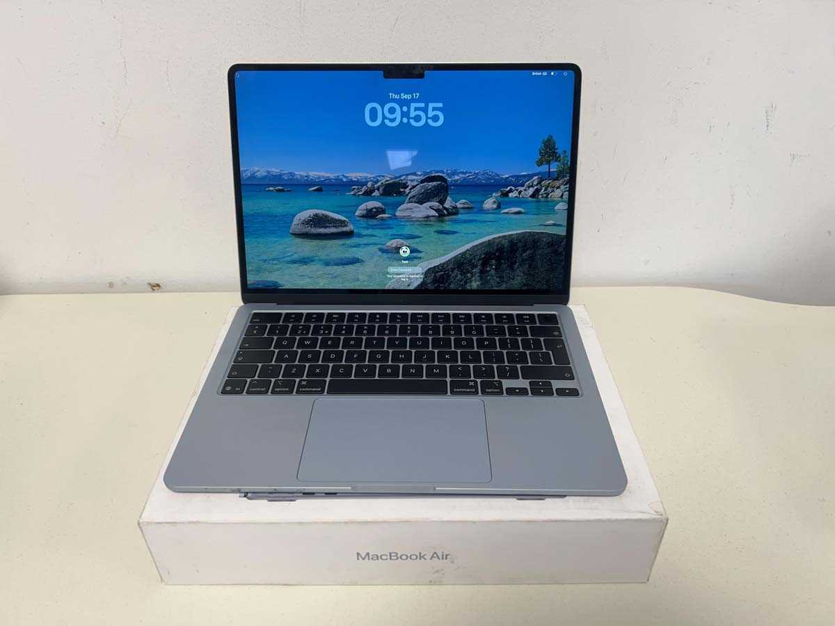 Lot Apple 13-inch MacBook Air with M4 chip, 16GB...