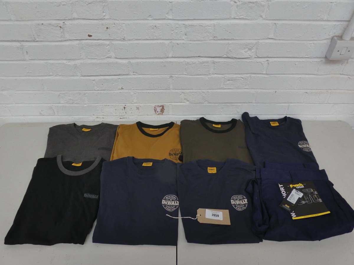 Lot 7x DeWalt branded t-shirts in...