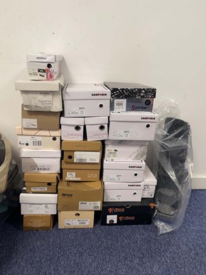 Lot 1301 - Pallet box (not included) containing a large...