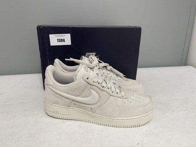 Lot 1306 - Nike UK7 air force 1 '07 trainers in light...