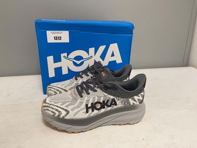 Lot 1312 - Hoka UK5 challenger atr 7 trainers in grey -...